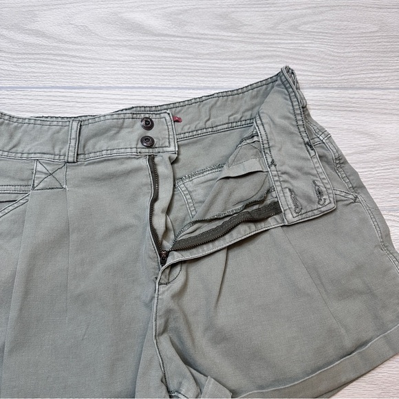 Pilcro Anthropologie Relaxed Pleated High Waisted Olive Green Shorts Size 32 - Picture 4 of 13